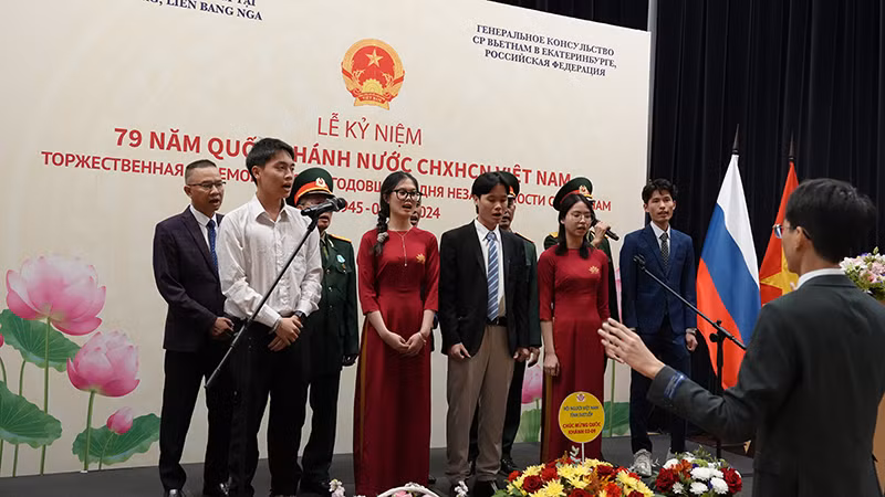 Biểu diễn văn nghệ chúc mừng Quốc khánh.
