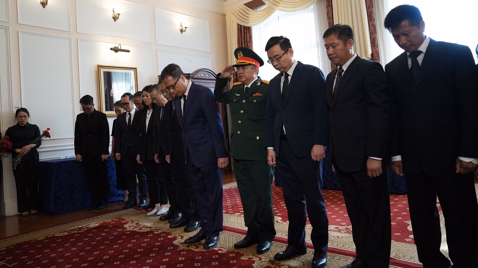 Đại sứ Đặng Minh Khôi cùng cán bộ Đại sứ quán và các cơ quan bên cạnh Đại sứ quán viếng Tổng Bí thư Nguyễn Phú Trọng.