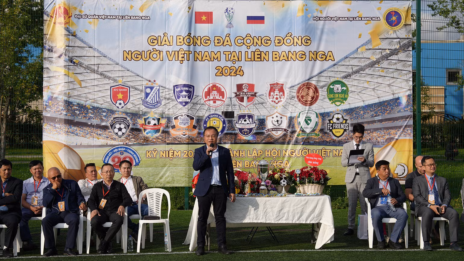 Tham tán Công sứ Lê Quang Anh, Trưởng Ban Công tác cộng đồng Đại sứ quán Việt Nam tại Liên bang Nga tuyên bố khai mạc giải đấu. Tham tán Công sứ Lê Quang Anh, Trưởng Ban Công tác cộng đồng Đại sứ quán Việt Nam tại Liên bang Nga tuyên bố khai mạc giải đấu.