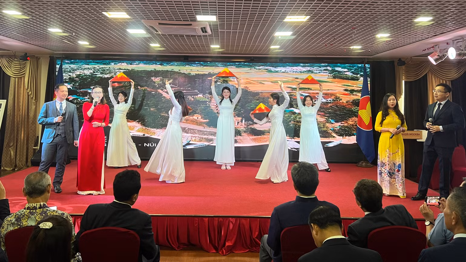 Cán bộ, nhân viên Đại sứ quán Việt Nam tại Nga trình diễn tiết mục văn nghệ. (Ảnh: Thùy Vân) Cán bộ, nhân viên Đại sứ quán Việt Nam tại Nga trình diễn tiết mục văn nghệ. (Ảnh: Thùy Vân)