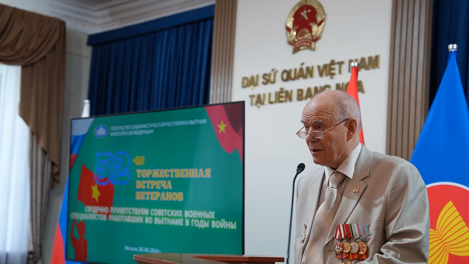 Chủ tịch Hội cựu chiến binh Nga từng công tác tại Việt Nam Nikolai Kolesnik chia sẻ cảm tưởng trong cuộc gặp. (Ảnh: XUÂN HƯNG)
