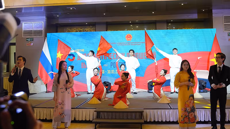 Tiết mục biểu diễn văn nghệ của sinh viên Việt Nam trong chương trình lễ kỷ niệm. Tiết mục biểu diễn văn nghệ của sinh viên Việt Nam trong chương trình lễ kỷ niệm.