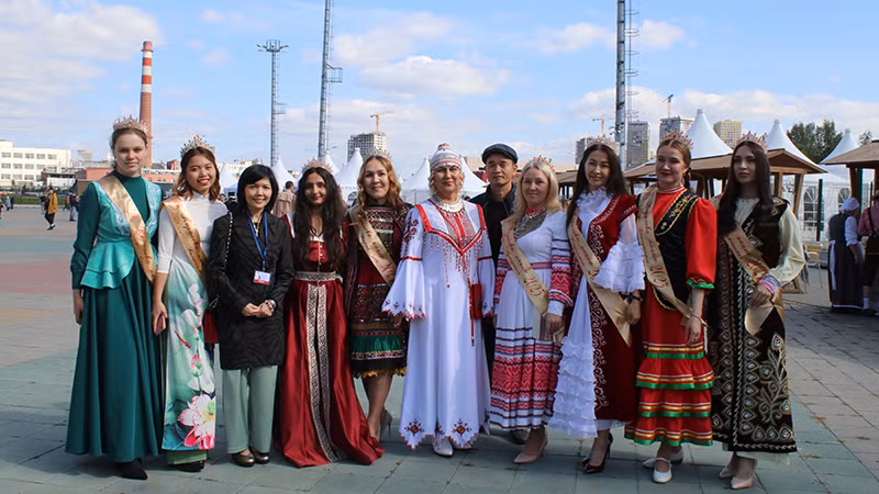 Tổng Lãnh sự Việt Nam tại thành phố Ekaterinburg Nguyễn Mai Hường (thứ 3 bên trái) và đại diện Hội người Việt Nam tại vùng Sverdlovsk tham dự sự kiện. Tổng Lãnh sự Việt Nam tại thành phố Ekaterinburg Nguyễn Mai Hường (thứ 3 bên trái) và đại diện Hội người Việt Nam tại vùng Sverdlovsk tham dự sự kiện.