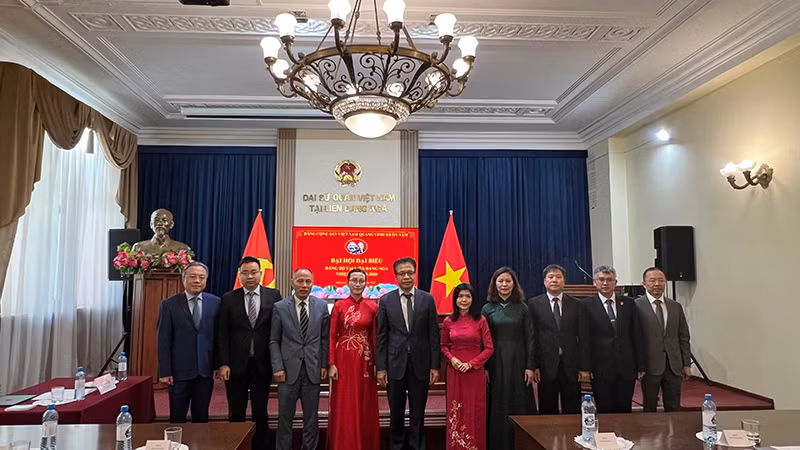 Ban chấp hành Đảng bộ chụp ảnh lưu niệm.