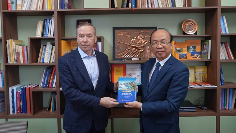 Ông Phan Chí Hiếu trao tặng sách Giám đốc Trung tâm Nghiên cứu Việt Nam và ASEAN trực thuộc Viện Trung Quốc và châu Á đương đại, Viện Hàn lâm Khoa học Nga.