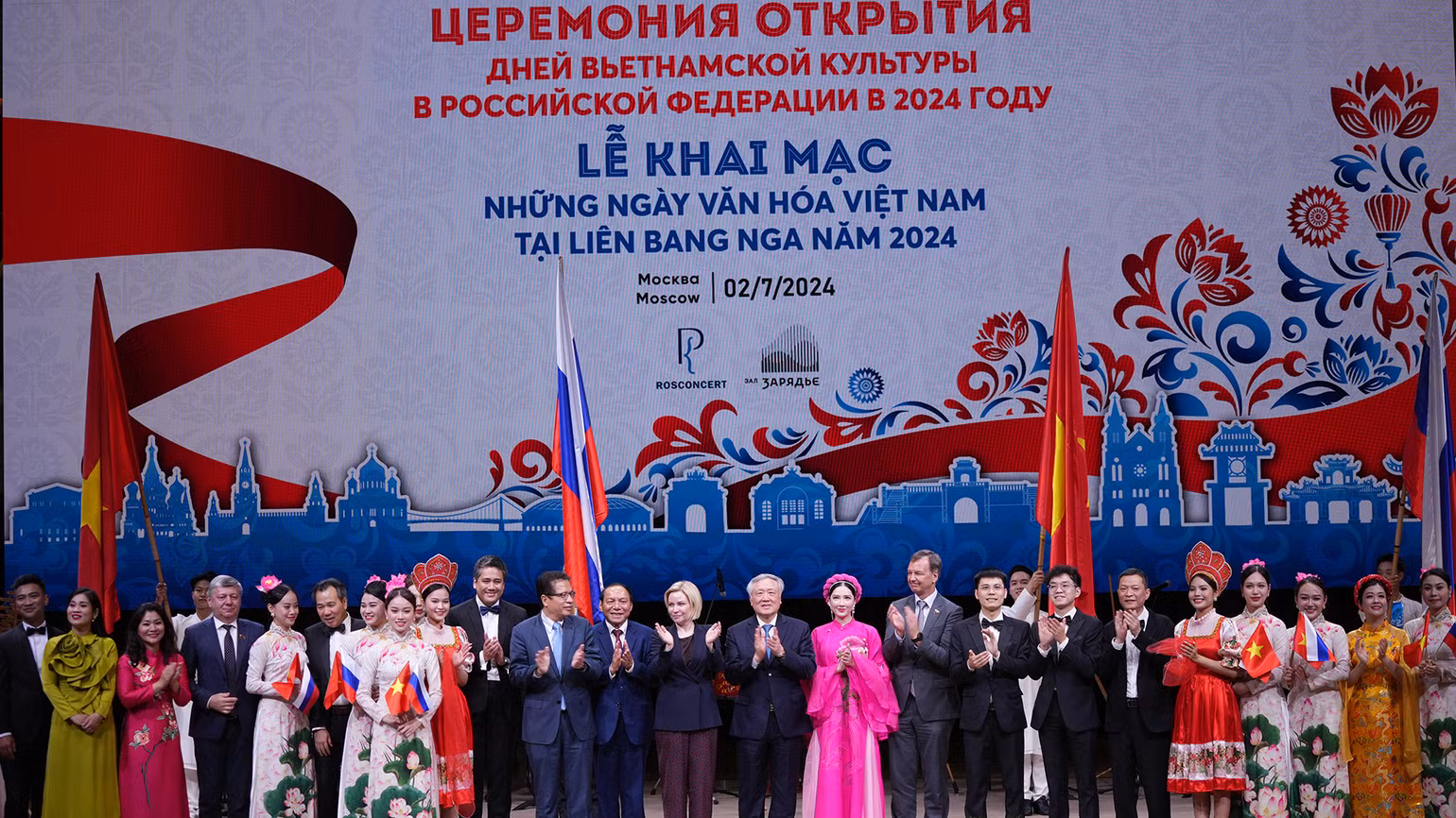 Các đại biểu chúc mừng các nghệ sĩ biểu diễn. Các đại biểu chúc mừng các nghệ sĩ biểu diễn.
