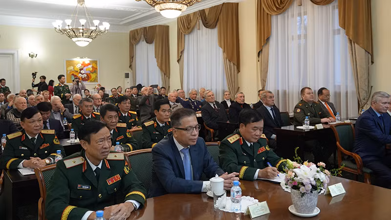 Các đại biểu tham dự cuộc gặp tri ân tại thủ đô Moskva. (Ảnh: XUÂN HƯNG)