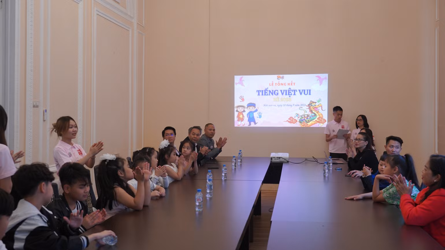 Các em học sinh người Việt tham gia lớp học đa số thuộc thế hệ thứ hai, thứ ba ở Nga. (Ảnh: XUÂN HƯNG)