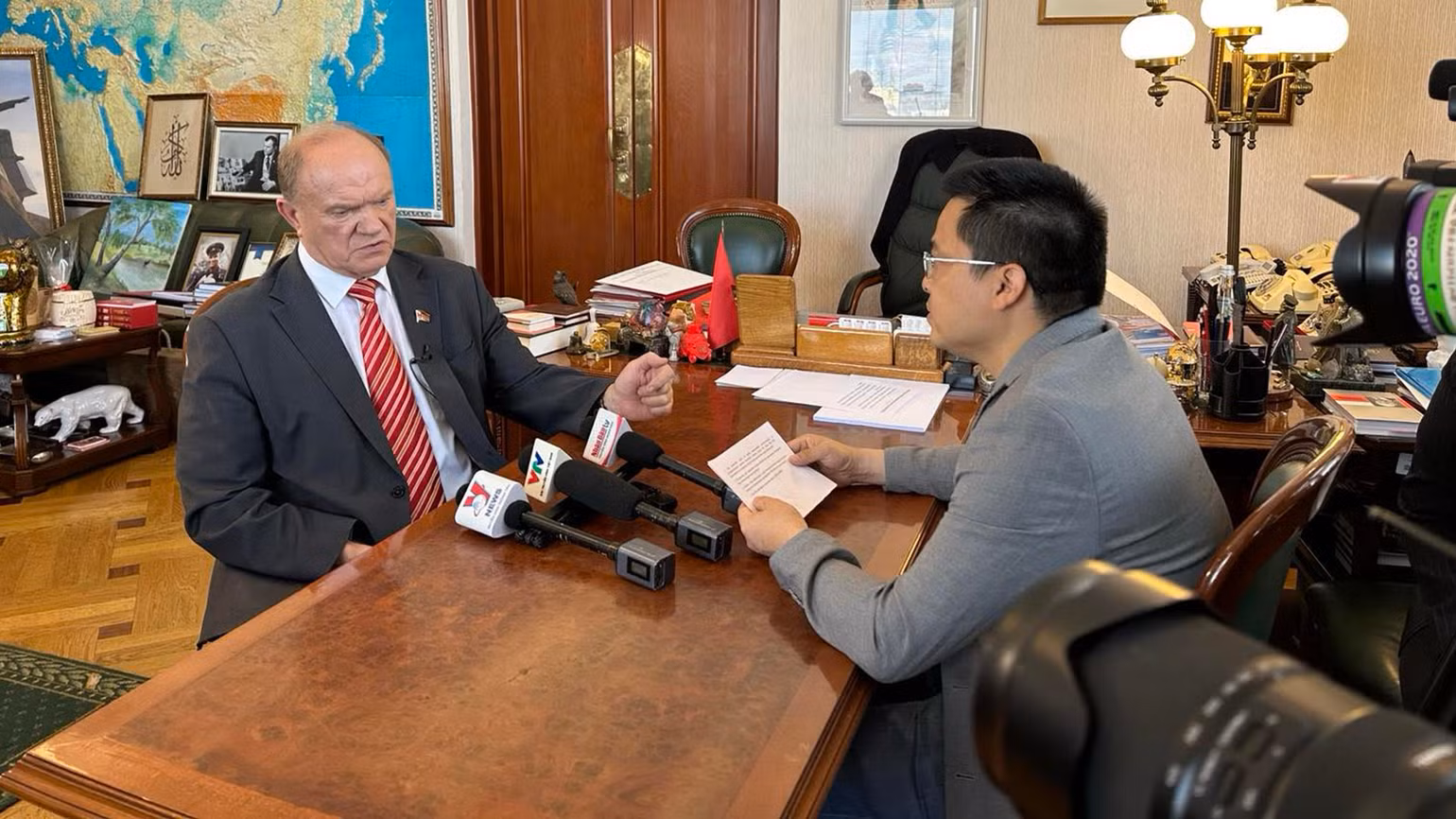 Chủ tịch Đảng Cộng sản Liên bang Nga Gennady Zyuganov trả lời phỏng vấn phóng viên Báo Nhân Dân thường trú tại Nga. (Ảnh: THÙY VÂN)