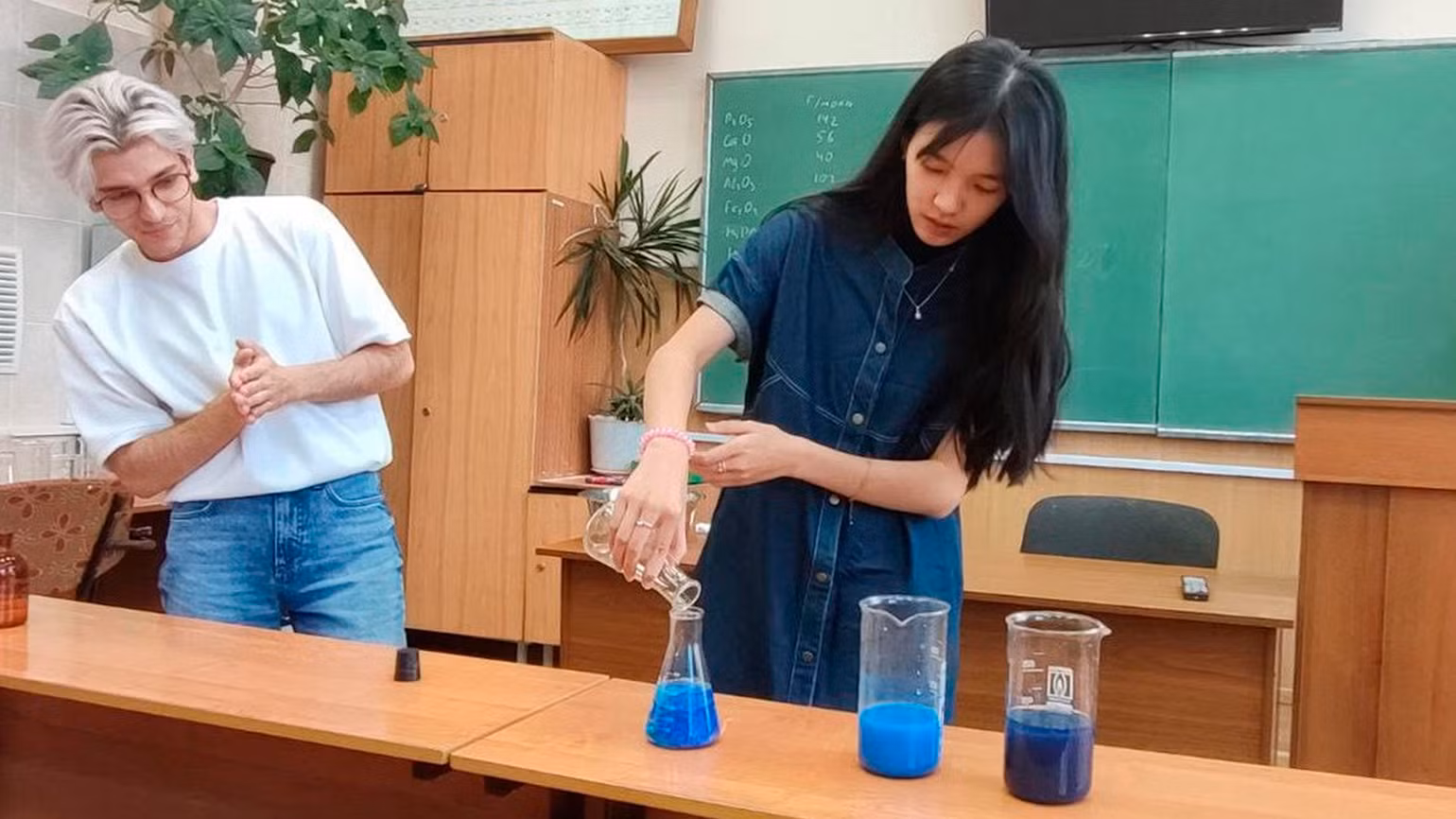 Học sinh Việt Nam cùng tham gia làm thí nghiệm với sinh viên Nga.