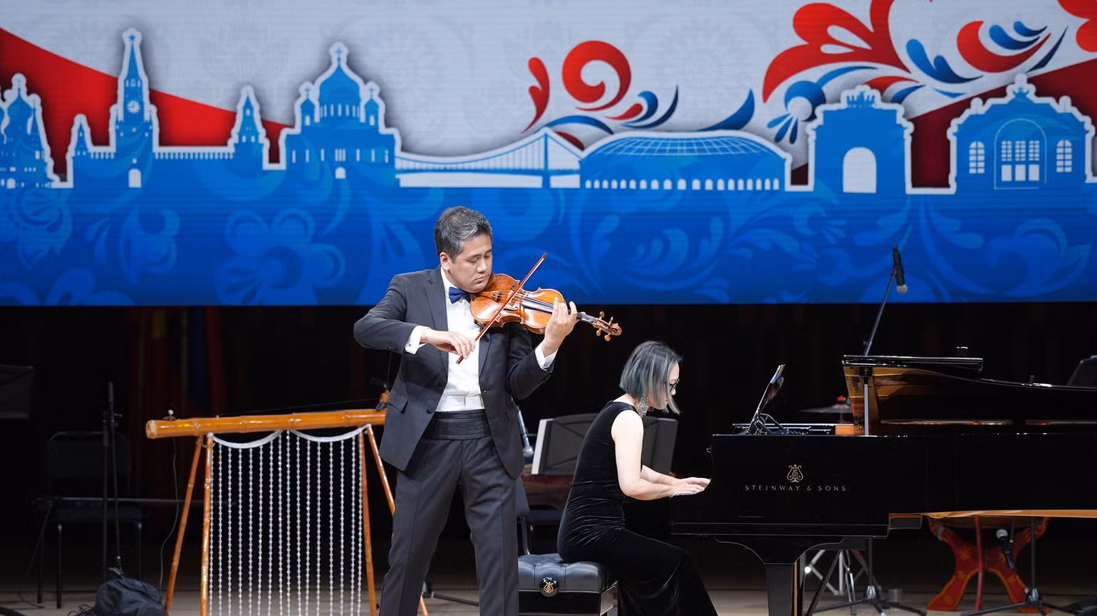 Nghệ sĩ Bùi Công Duy độc tấu Violin. Nghệ sĩ Bùi Công Duy độc tấu Violin.