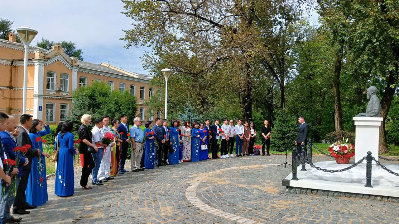 Lễ đặt hoa tại tượng đài Chủ tịch Hồ Chí Minh tại thành phố Vladivostok.