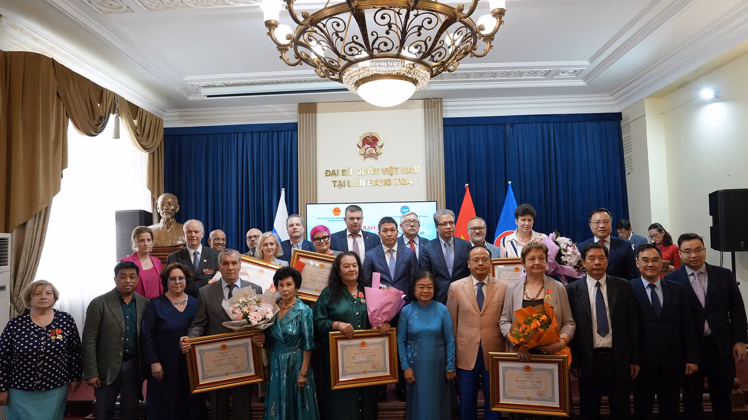 Những người bạn Nga nhận Huân, Huy chương Hữu nghị chụp ảnh lưu niệm. (Ảnh: XUÂN HƯNG) Những người bạn Nga nhận Huân, Huy chương Hữu nghị chụp ảnh lưu niệm. (Ảnh: XUÂN HƯNG)