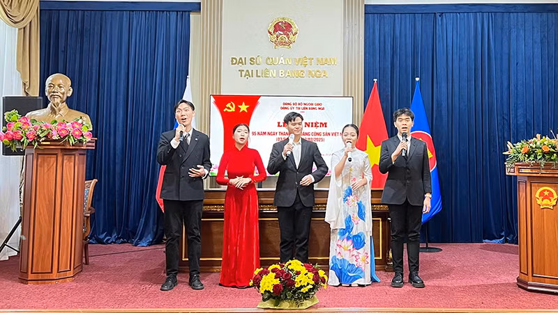 Chương trình văn nghệ chào mừng tại Lễ kỷ niệm 95 năm Ngày thành lập Đảng Cộng sản Việt Nam tại Liên bang Nga. (Ảnh: XUÂN HƯNG)