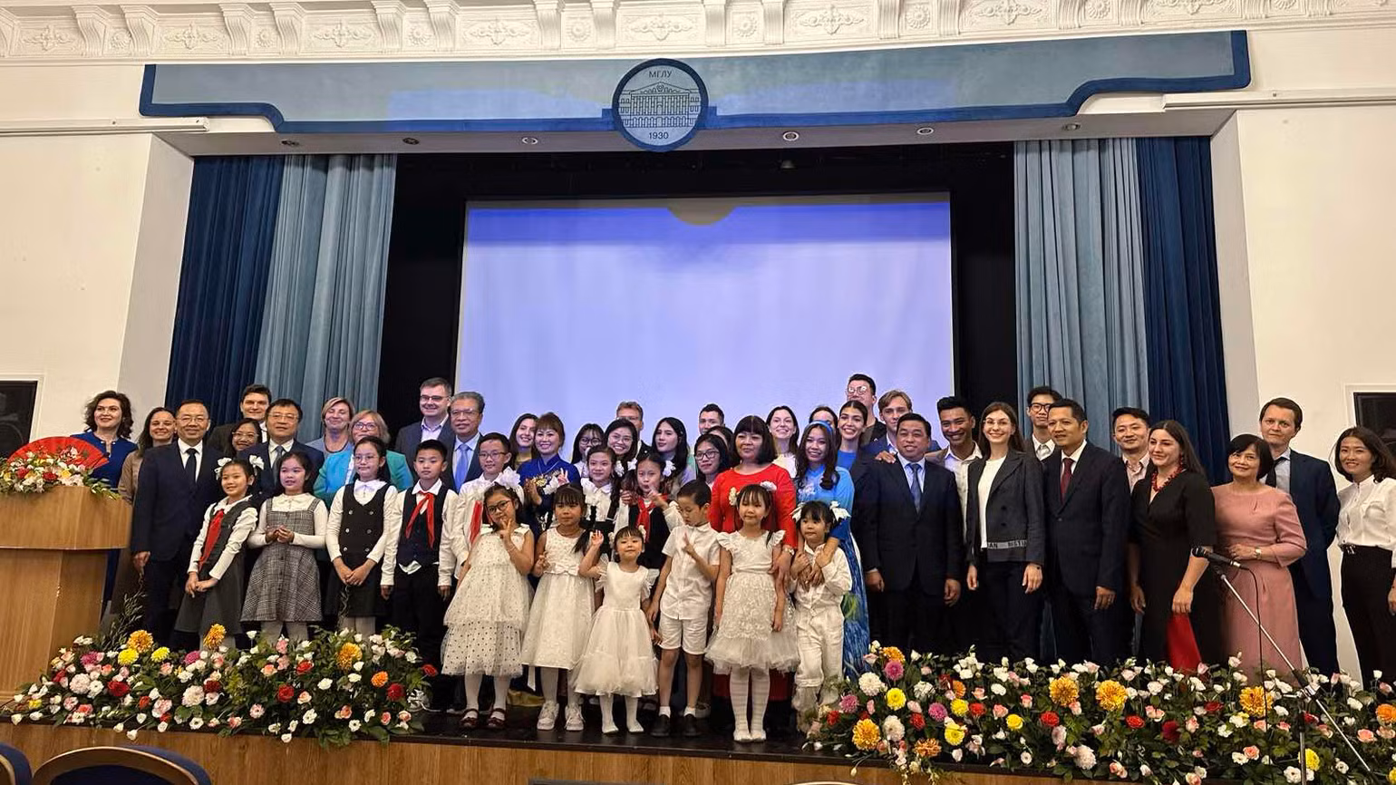 Các đại biểu cùng toàn thể học sinh, sinh viên hai nước hát vang bài hát “Như có Bác Hồ trong ngày vui đại thắng” bằng tiếng Việt. (Ảnh: THÙY VÂN) Các đại biểu cùng toàn thể học sinh, sinh viên hai nước hát vang bài hát “Như có Bác Hồ trong ngày vui đại thắng” bằng tiếng Việt. (Ảnh: THÙY VÂN)