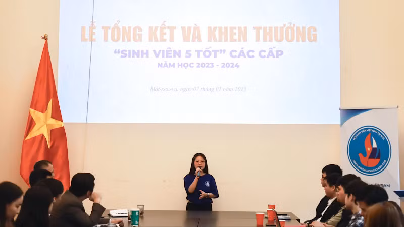Bạn Nguyễn Thu Trang, sinh viên Đại học Xây dựng Moskva chia sẻ tại chương trình.