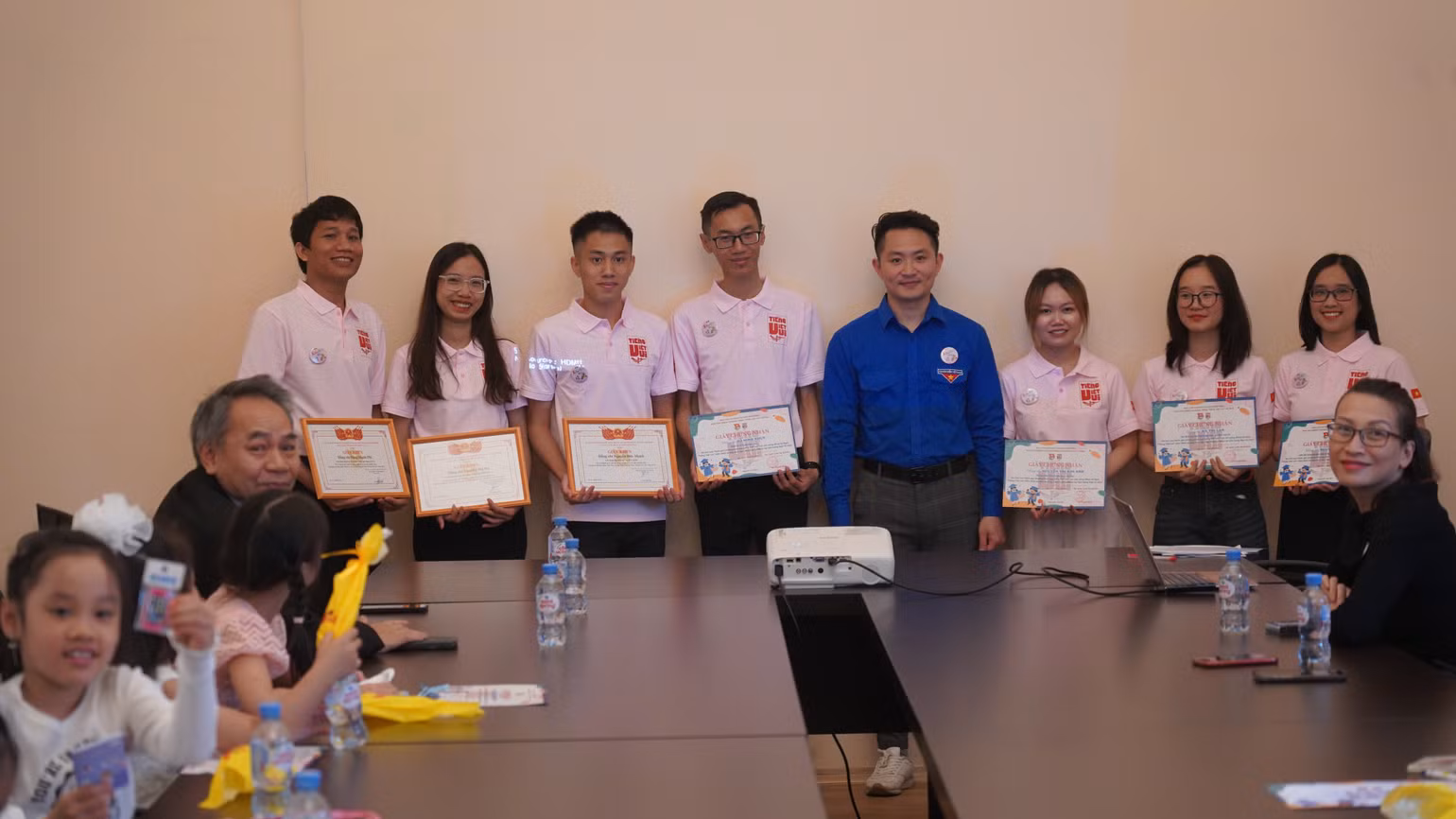Trao Giấy khen tặng các sinh viên tham gia "Tiếng Việt vui". (Ảnh: XUÂN HƯNG)