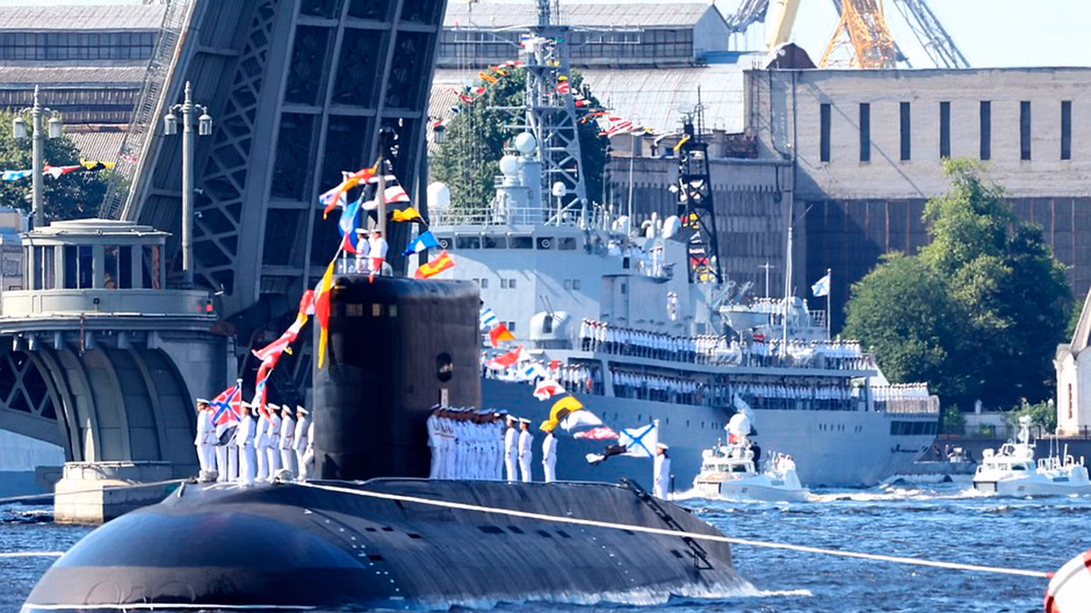 Tàu ngầm diesel-điện "Mozhaisk" tham gia lễ duyệt binh. (Ảnh: Kremlin.ru)