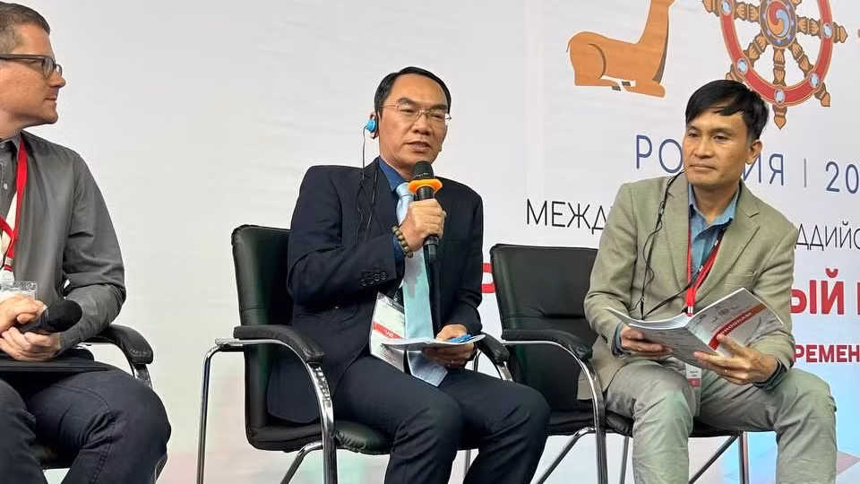 Phó Giáo sư, Tiến sĩ Chu Văn Tuấn (giữa) phát biểu tại phiên thảo luận nhóm. (Ảnh: Ban tổ chức) Phó Giáo sư, Tiến sĩ Chu Văn Tuấn (giữa) phát biểu tại phiên thảo luận nhóm. (Ảnh: Ban tổ chức)