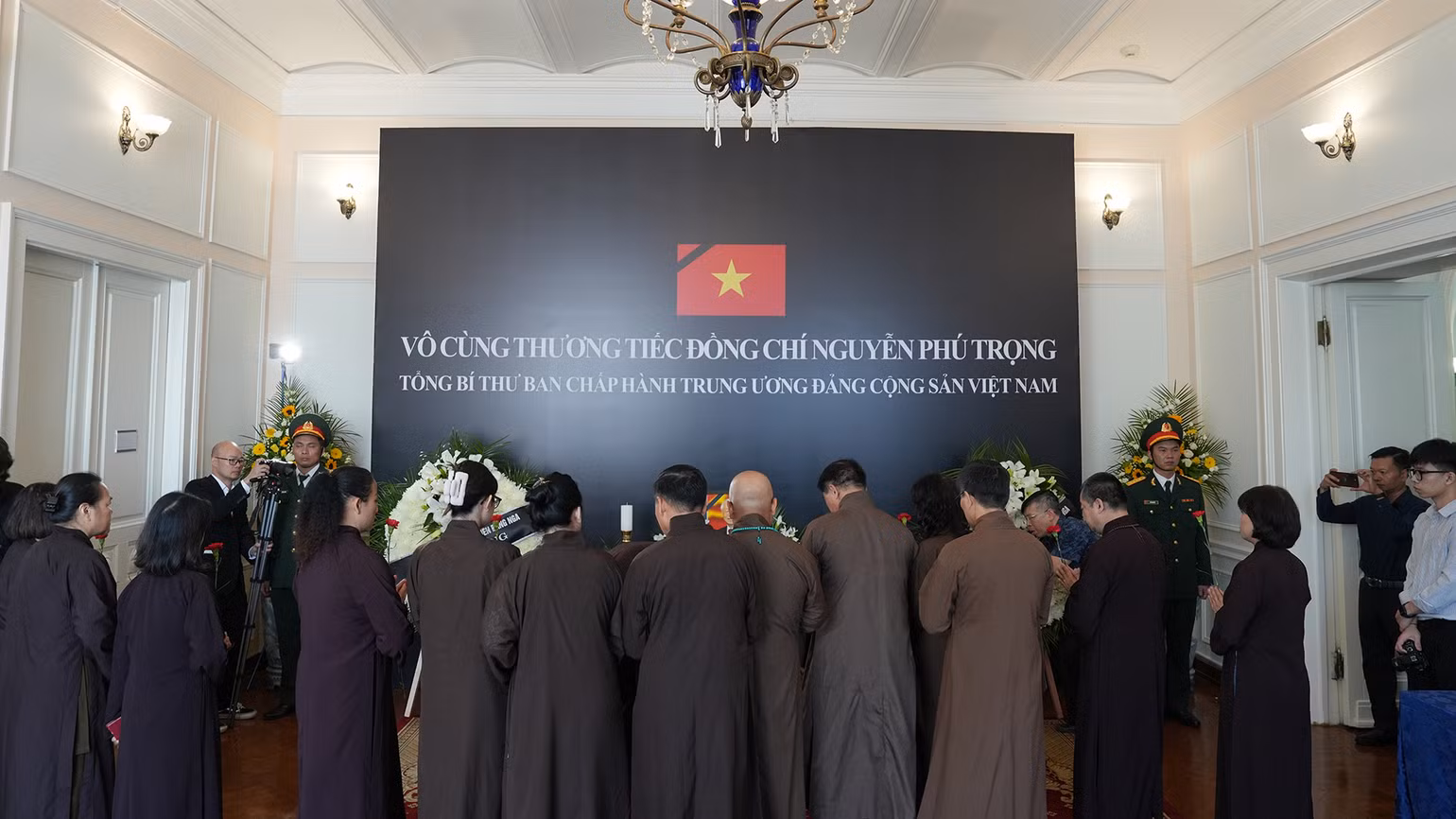 Các phật tử Việt Nam tại Nga viếng Tổng Bí thư Nguyễn Phú Trọng.