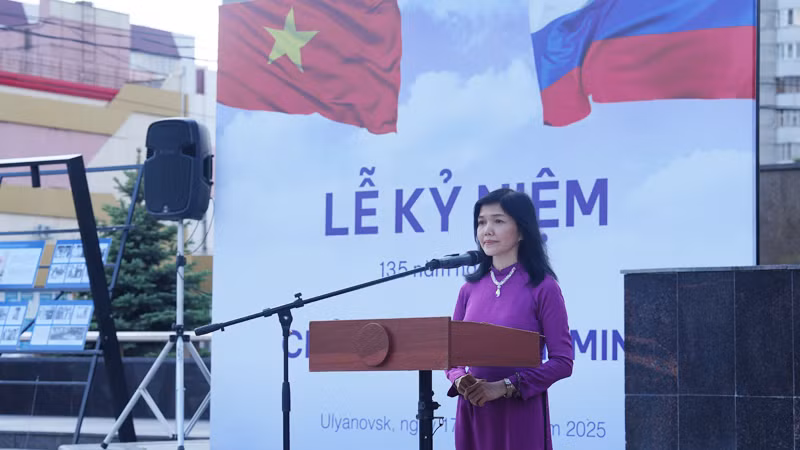 Tổng lãnh sự Nguyễn Mai Hường phát biểu tại lễ kỷ niệm. (Ảnh: XUÂN HƯNG)