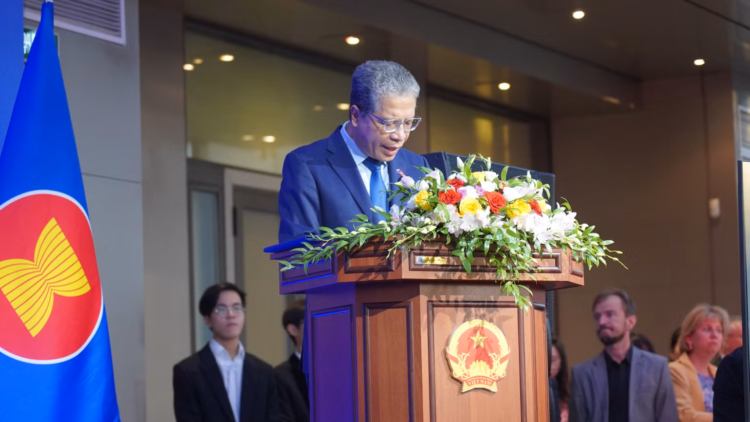 Đại sứ Đặng Minh Khôi phát biểu tại lễ kỷ niệm. (Ảnh: XUÂN HƯNG)