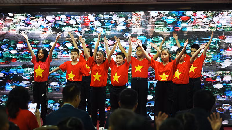 Các em học sinh biểu diễn tiết mục văn nghệ chào mừng Ngày nhà giáo Việt Nam 20/11. (Ảnh: XUÂN HƯNG)