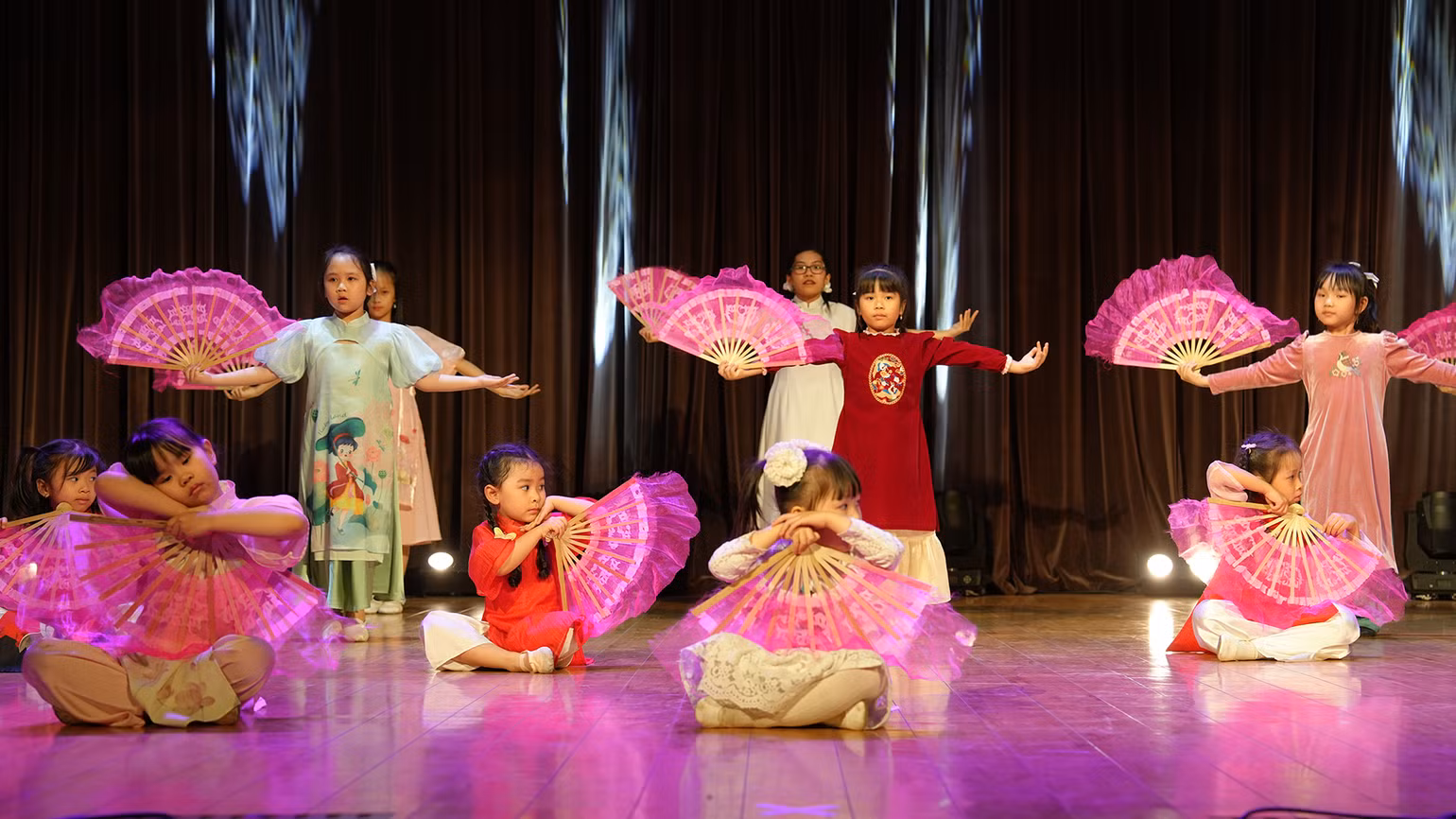 Con em cộng đồng biểu diễn văn nghệ. Con em cộng đồng biểu diễn văn nghệ.