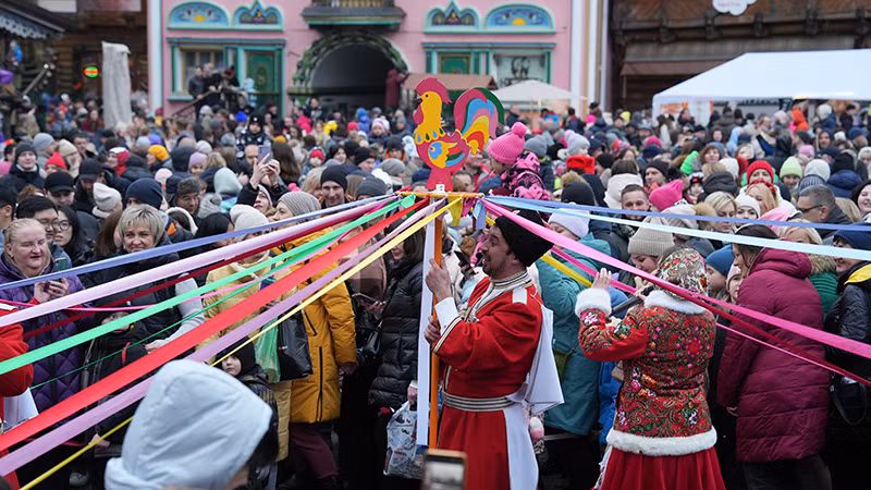 Rất đông người tham gia Lễ tiễn mùa đông ở khuôn viên Kremlin Izmailovo.