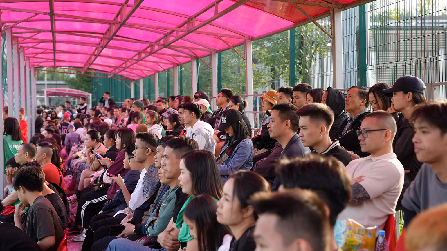 Đông đảo bà con cộng đồng người Việt Nam tại Nga đến sân cổ vũ các cầu thủ thi đấu. Đông đảo bà con cộng đồng người Việt Nam tại Nga đến sân cổ vũ các cầu thủ thi đấu.