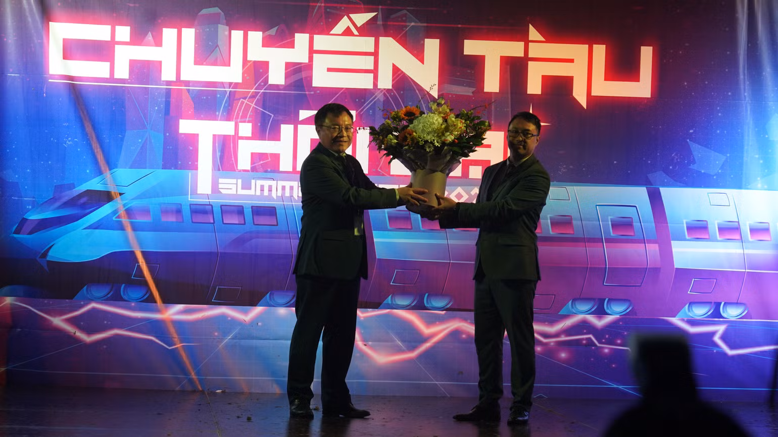 Đại diện Đại sứ quán Việt Nam tại Nga tặng hoa Ban tổ chức Trại hè. (Ảnh: Xuân Hưng) Đại diện Đại sứ quán Việt Nam tại Nga tặng hoa Ban tổ chức Trại hè. (Ảnh: Xuân Hưng)