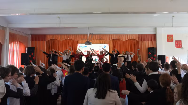 Đông đảo bạn trẻ Nga hòa mình vào những điệu nhảy flashmob trên nền các bài hát “Như có Bác Hồ trong ngày vui đại thắng” và “Việt Nam ơi”. (Ảnh: XUÂN HƯNG)
