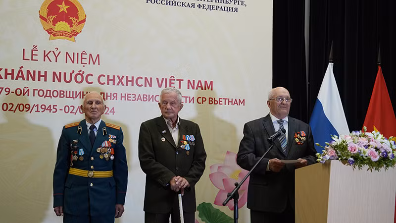 Đại diện Hội cựu chiến binh Nga tỉnh Sverlovsk từng công tác tại Việt Nam chia sẻ những ký ức về những tháng năm thực hiện nhiệm vụ quốc tế tại Việt Nam.