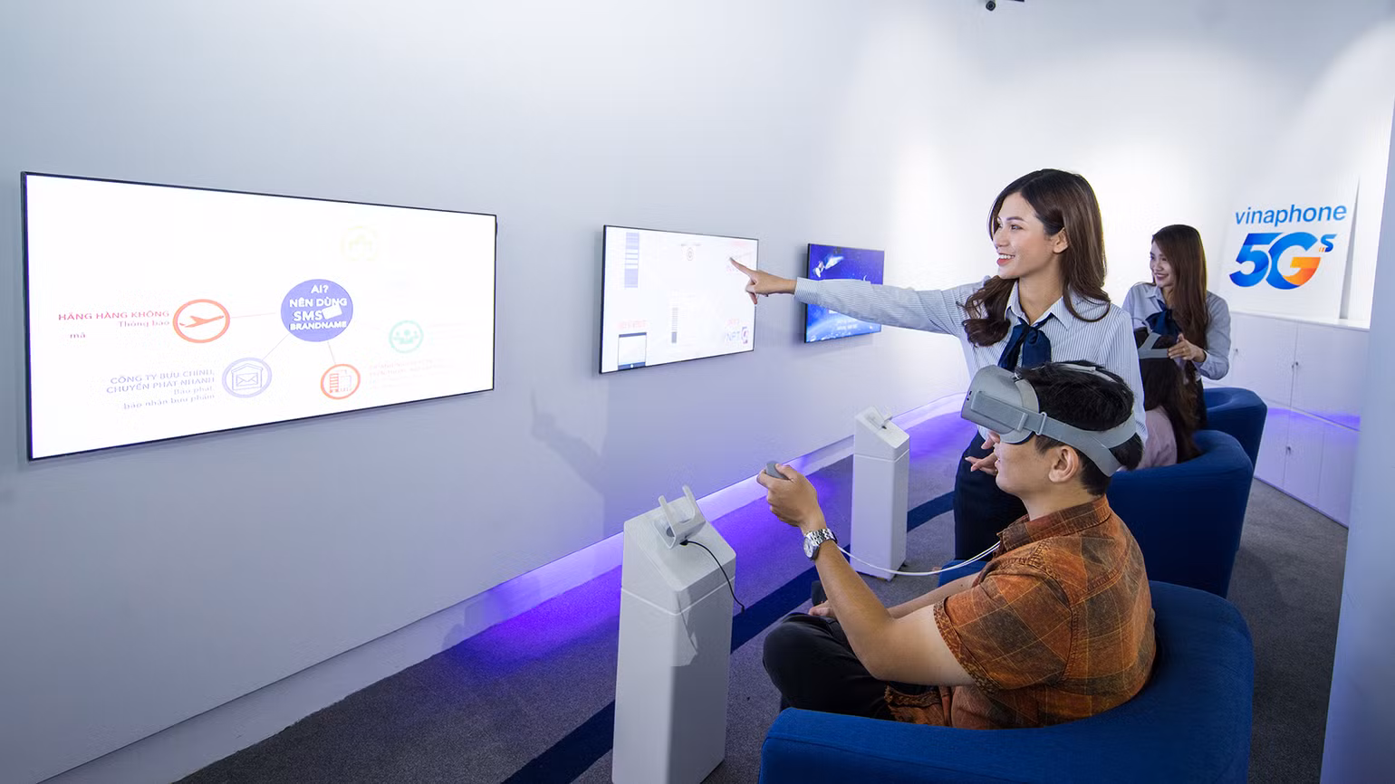 Giới thiệu các ứng dụng 5G Vinaphone tới khách hàng.