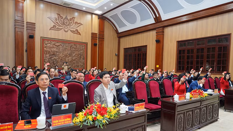Các đại biểu biểu quyết thông qua các nghị quyết. Các đại biểu biểu quyết thông qua các nghị quyết.
