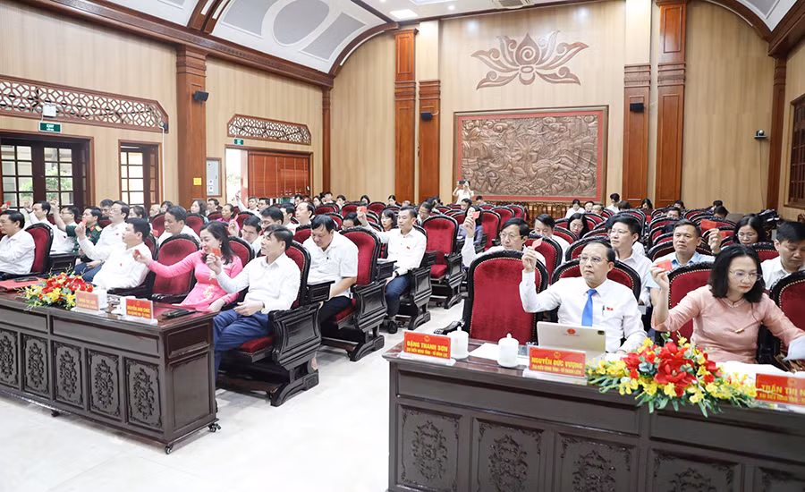 Biểu quyết thông qua các nghị quyết kỳ họp. Biểu quyết thông qua các nghị quyết kỳ họp.
