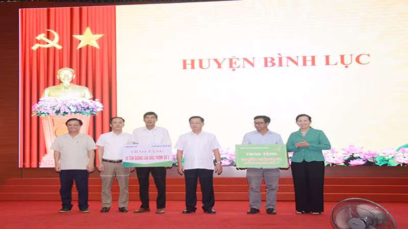 Bộ trưởng Nông nghiệp và Phát triển nông thôn Lê Minh Hoan đã trao tặng 30 tấn lúa giống Bắc Thơm số 7 cho các hộ nông dân. Bộ trưởng Nông nghiệp và Phát triển nông thôn Lê Minh Hoan đã trao tặng 30 tấn lúa giống Bắc Thơm số 7 cho các hộ nông dân.