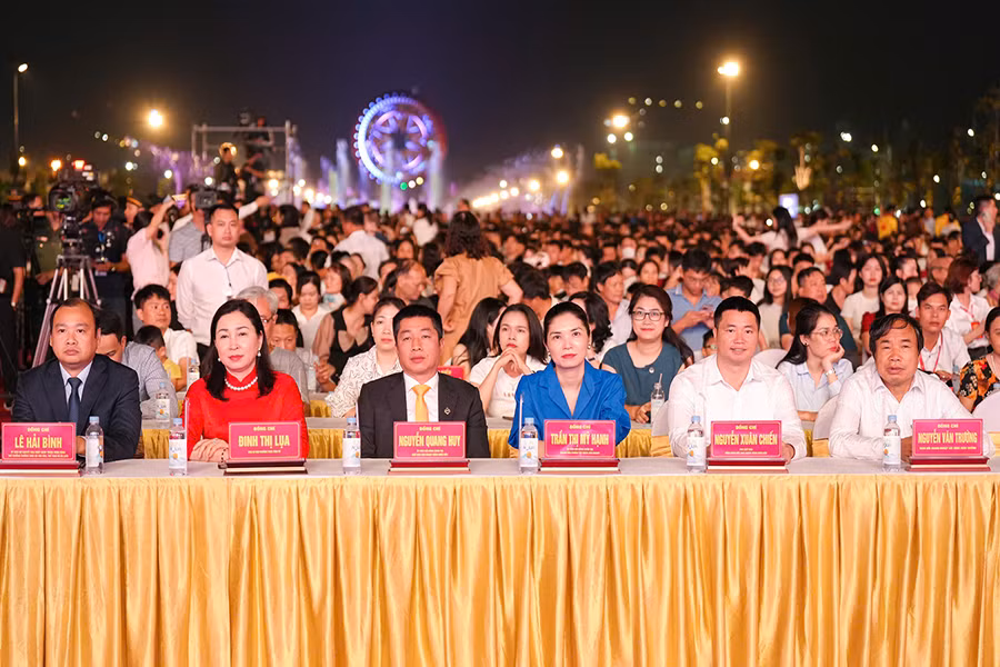 Các đại biểu dự buổi lễ.