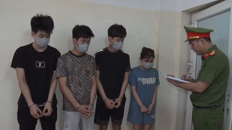 Cơ quan công an lấy lời khai các đối tượng.