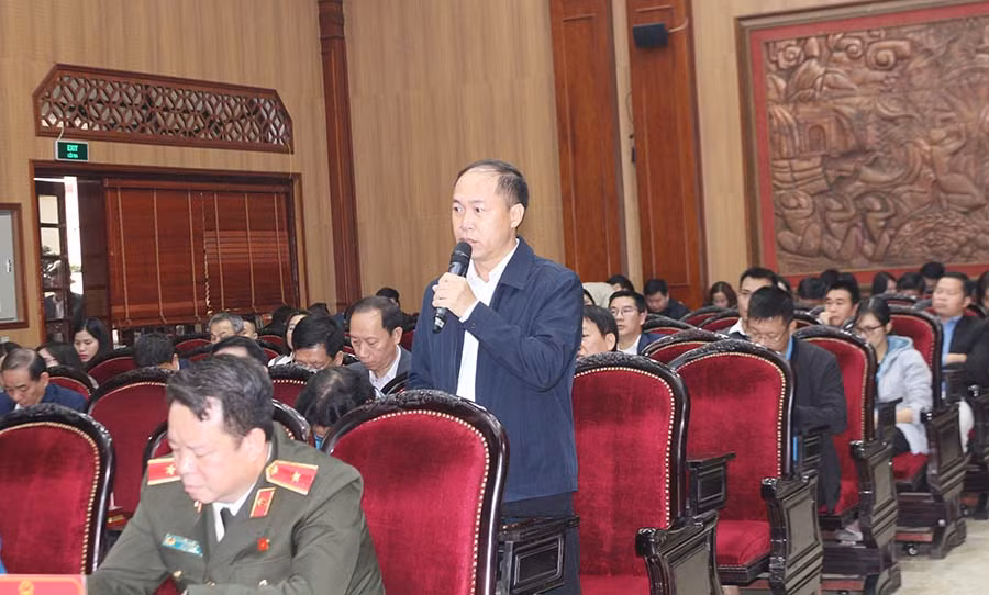 Đại diện cử tri phát biểu nêu ý kiến tại hội nghị. Đại diện cử tri phát biểu nêu ý kiến tại hội nghị.