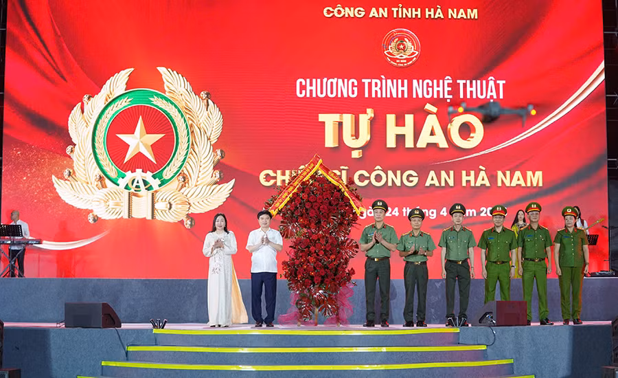 Các đồng chí Thường trực Tỉnh ủy tặng hoa chúc mừng chương trình.