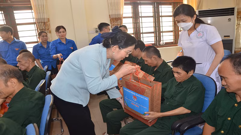 Đồng chí Lê Thị Thủy tặng quà các thương binh đang được chăm sóc, nuôi dưỡng tại Trung tâm. Đồng chí Lê Thị Thủy tặng quà các thương binh đang được chăm sóc, nuôi dưỡng tại Trung tâm.
