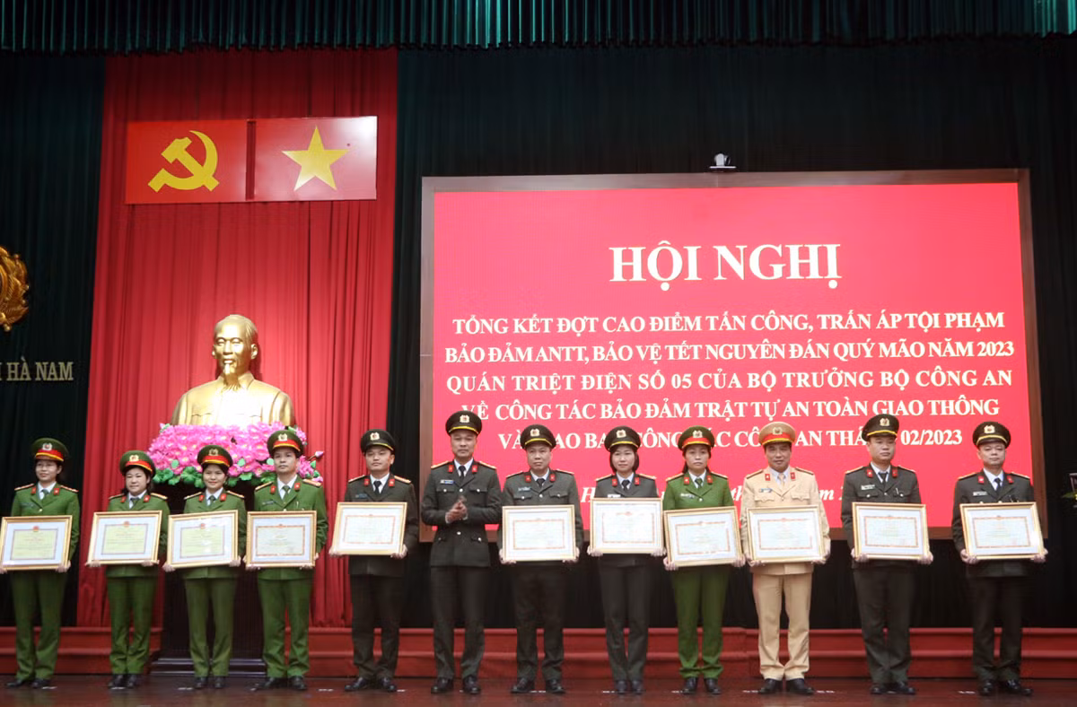 Đại tá Tô Anh Dũng, Giám đốc Công an tỉnh Hà Nam tặng bằng khen của Bộ Công an cho các tập thể, cá nhân có thành tích xuất sắc trong đọt cao điểm.