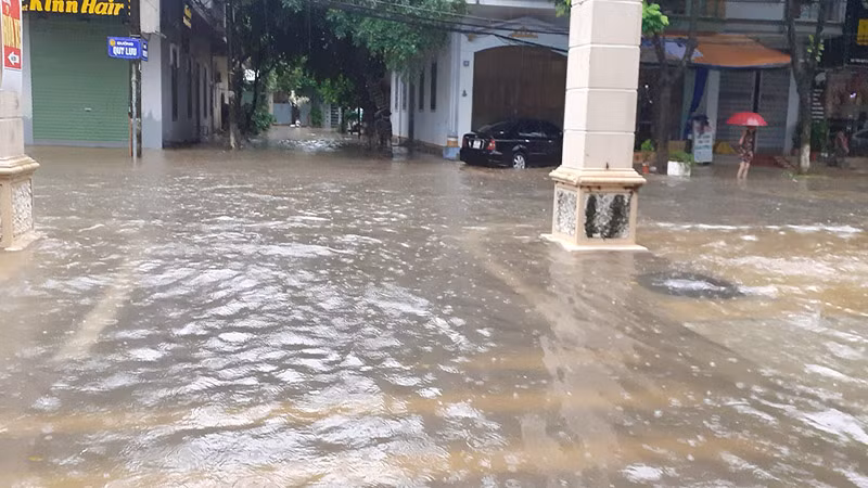 Hầu hết các tuyến đường và tuyến phố đều bị ngập sâu từ 30-40cm. Hầu hết các tuyến đường và tuyến phố đều bị ngập sâu từ 30-40cm.