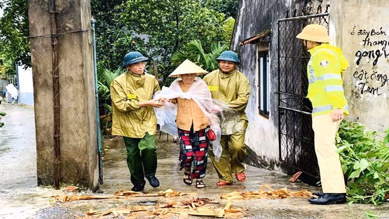 Lực lượng Công an Hà Nam giúp đỡ người dân di chuyển đến nơi an toàn để tránh bão. Lực lượng Công an Hà Nam giúp đỡ người dân di chuyển đến nơi an toàn để tránh bão.
