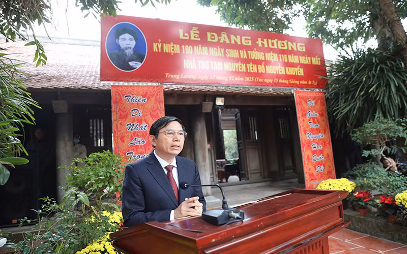 Đồng chí Trần Xuân Dưỡng, Phó Chủ tịch UBND tỉnh Hà Nam phát biểu tại lễ tưởng niệm nhà thơ Nguyễn Khuyến.