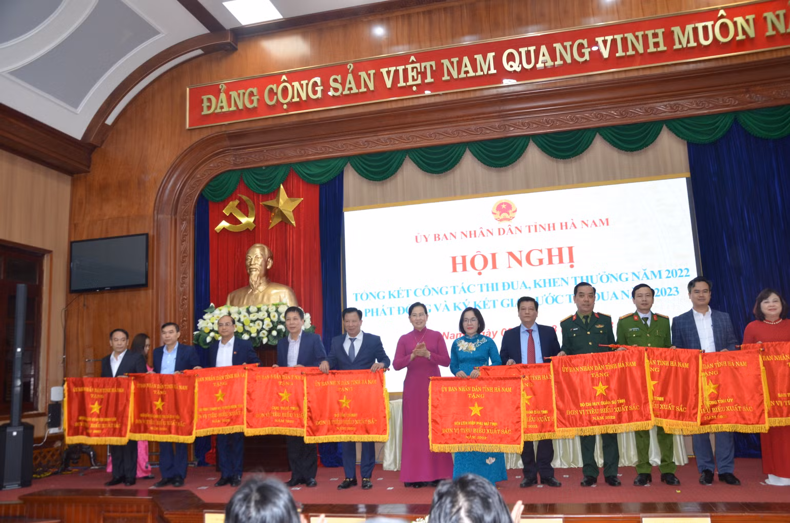 Bí thư Tỉnh ủy Hà Nam trao tặng Cờ thi đua của Ủy ban nhân dân tỉnh cho các tập thể tiêu biểu xuất sắc trong phong trào thi đua yêu nước năm 2022. Bí thư Tỉnh ủy Hà Nam trao tặng Cờ thi đua của Ủy ban nhân dân tỉnh cho các tập thể tiêu biểu xuất sắc trong phong trào thi đua yêu nước năm 2022.