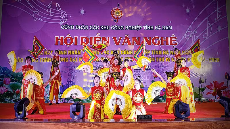 Các tiết mục tham gia hội diễn được chuẩn bị công phu, chu đáo. Các tiết mục tham gia hội diễn được chuẩn bị công phu, chu đáo.