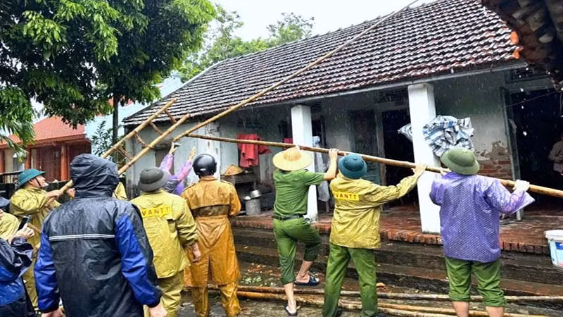 Công an xã Tiên Sơn, thị xã Duy Tiên giúp đỡ người dân gia cố nhà cửa. Công an xã Tiên Sơn, thị xã Duy Tiên giúp đỡ người dân gia cố nhà cửa.