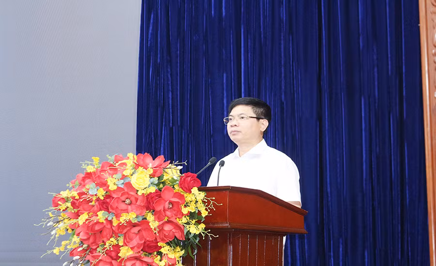 Đồng chí Trương Quốc Huy, Bí thư tỉnh ủy, Chủ tịch Ủy ban nhân dân tỉnh Hà Nam, phát biểu tại hội nghị.